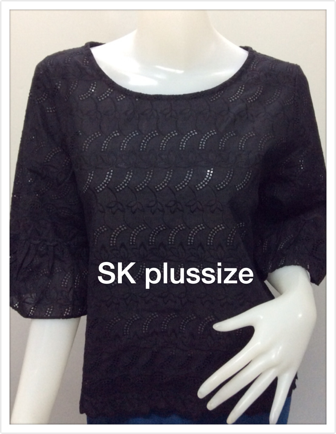 เสื้อคอตตอนฉลุ สีดำ คอปาด แขนต่อระบาย รอบอก 44 นิ้ว