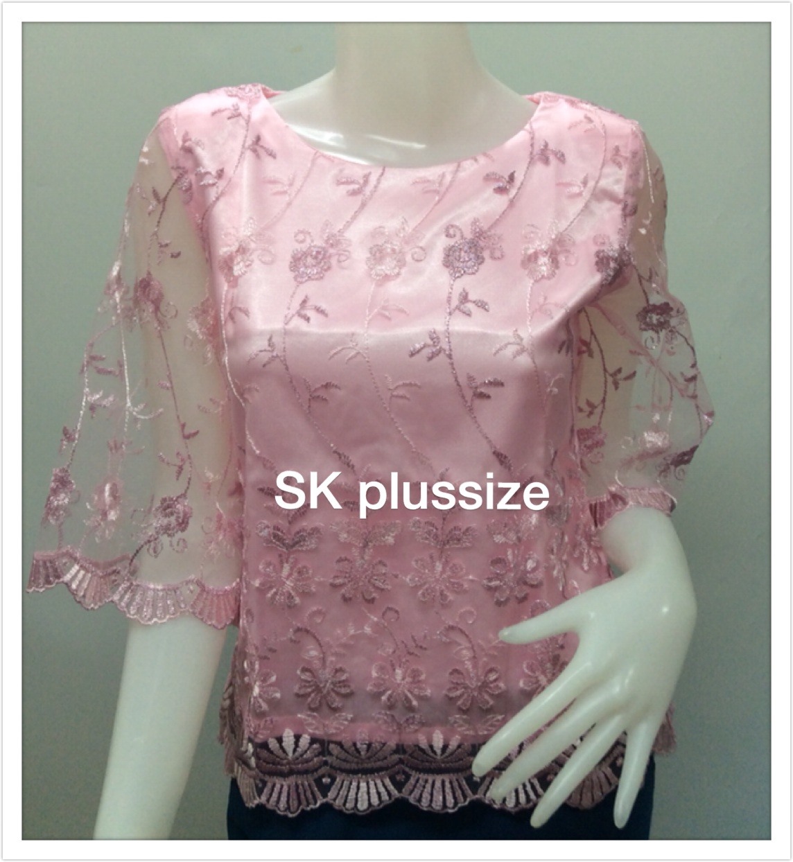 เสื้อลูกไม้บุหงา สีชมพูอ่อน คอปาด แขน 3 ส่วน รอบอก 36 นิ้ว