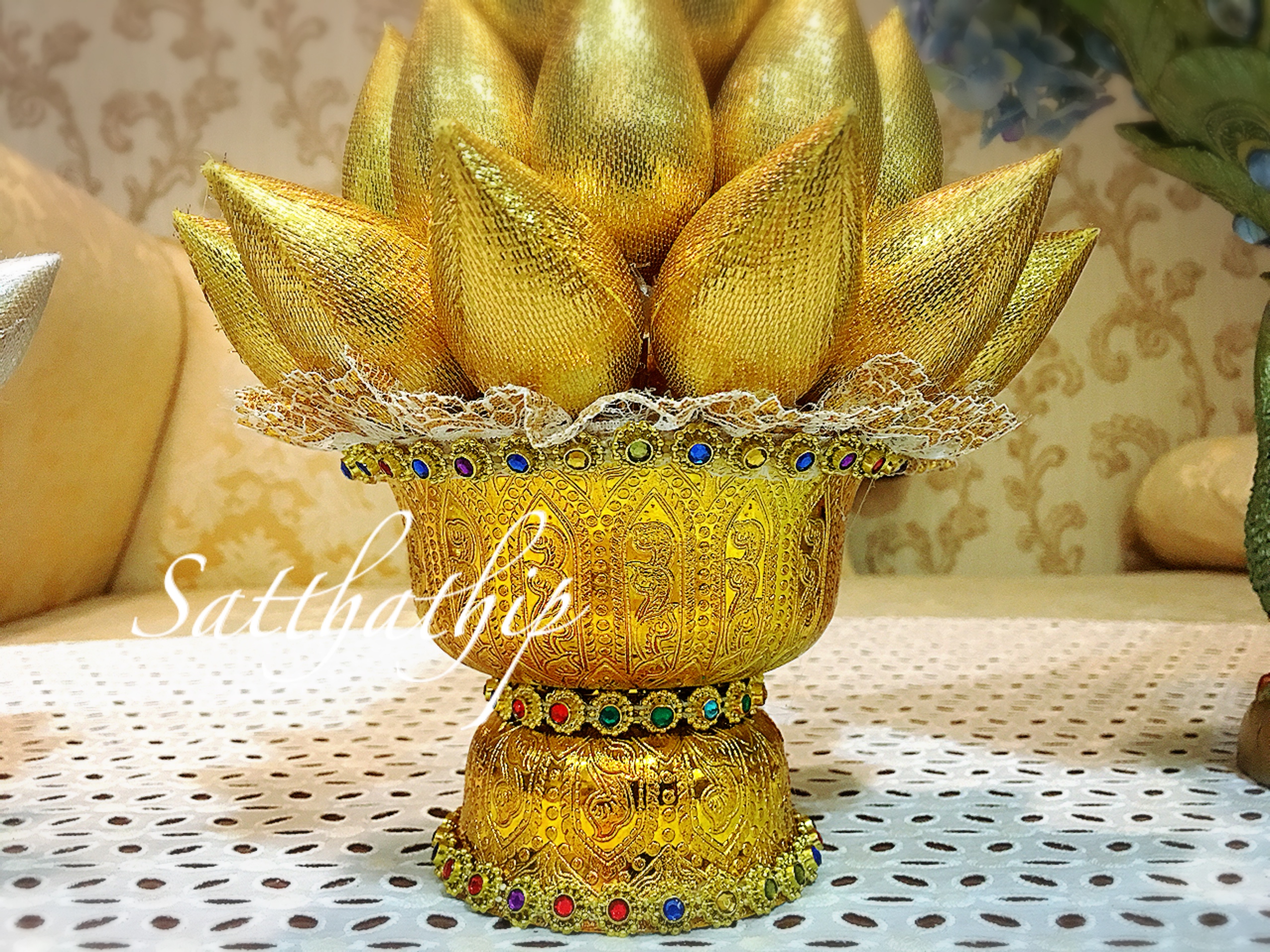 พานพุ่มดอกบัวเงินทอง