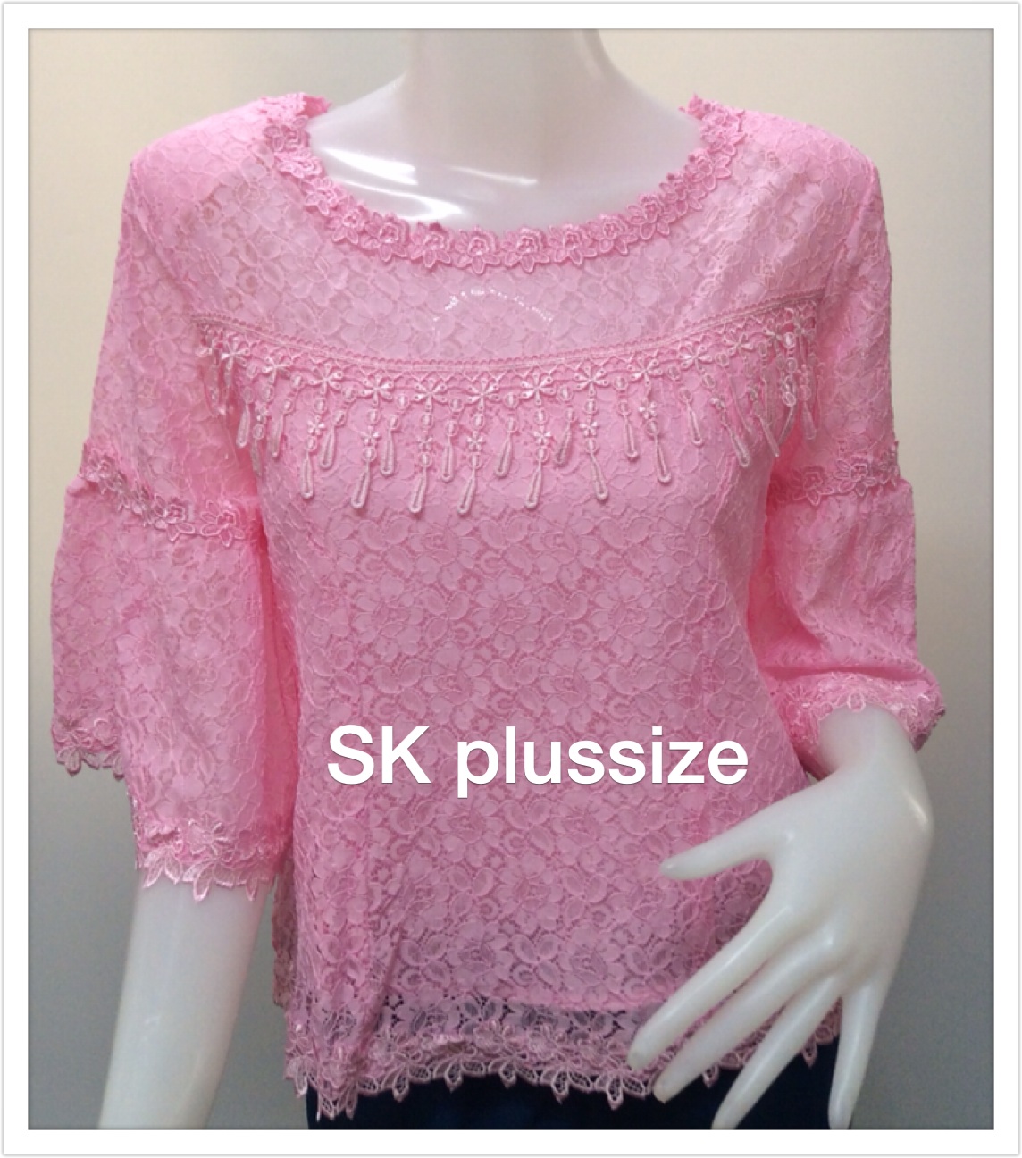เสื้อลูกไม้ แขนพุ่ม สีชมพู รอบอก 38 นิ้ว