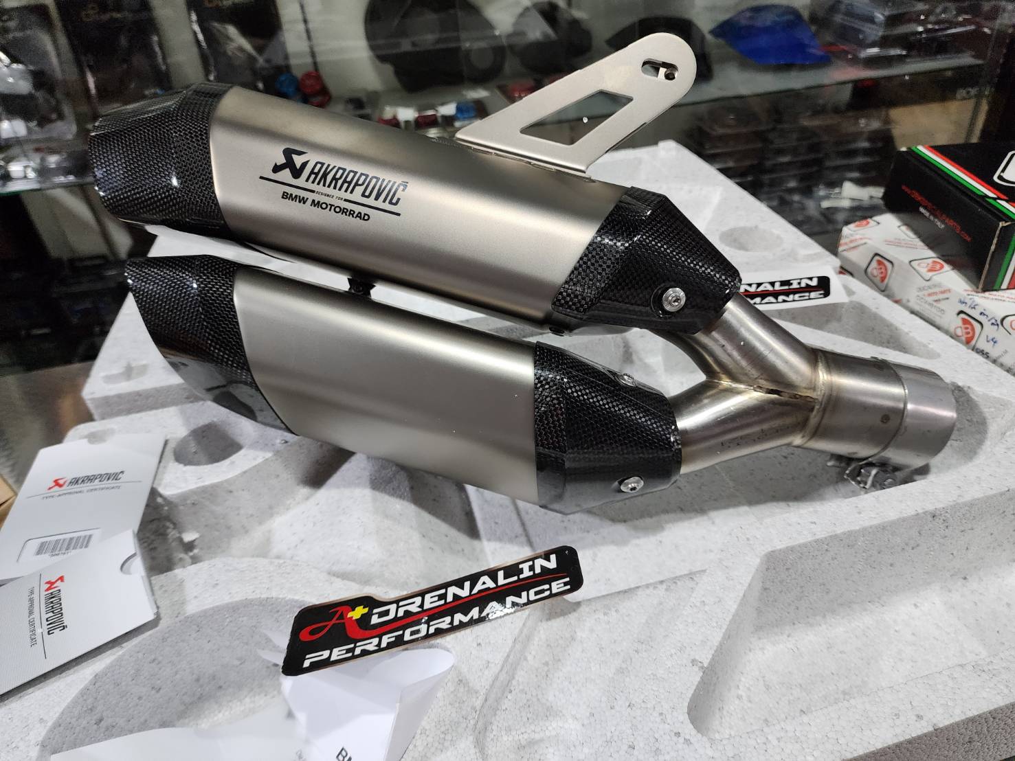 ท่อ Akrapovic Twin HP สลิปออน สำหรับ R1300 GS 2024+ สีไทเทเนียม (For Exhibition only)