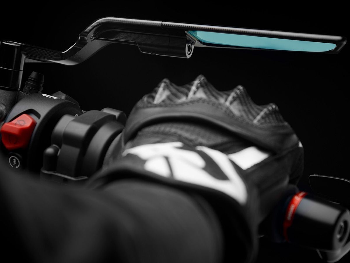 กระจกข้าง Rizoma รุ่น stealth สำหรับ รถ naked ทุกรุ่น ทำหน้าที่เป็นเหมือนสปอยเลอร์ สร้างแรงกด downforce