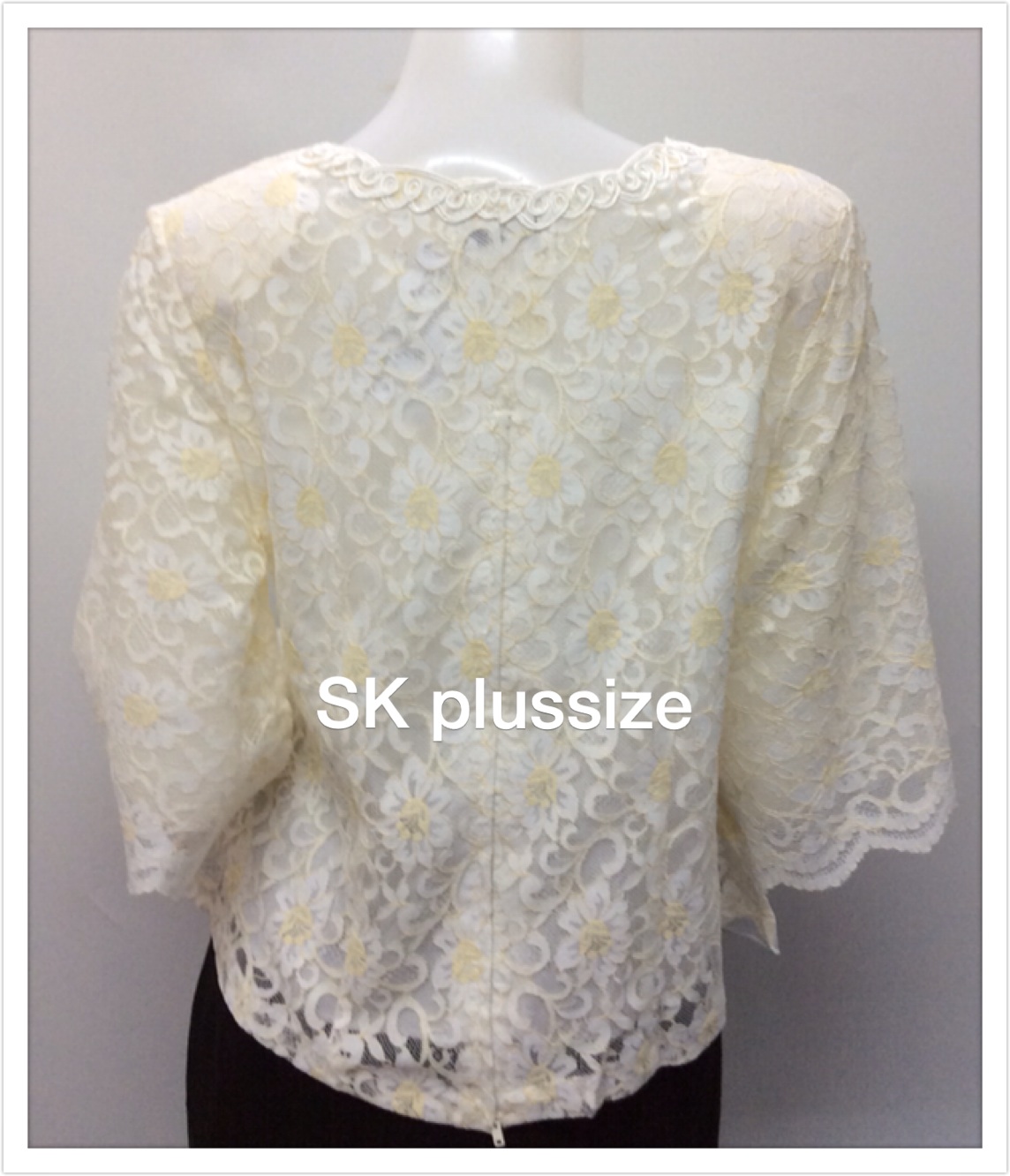 เสื้อลูกไม้ สีครีมทูโทน ชายระบาย รอบอก 34 นิ้ว