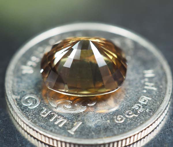 เพทายทรงคุชชั่นสีสวย 5.19 กะรัตพร้อมใบเซอร์แผ่นใหญ่