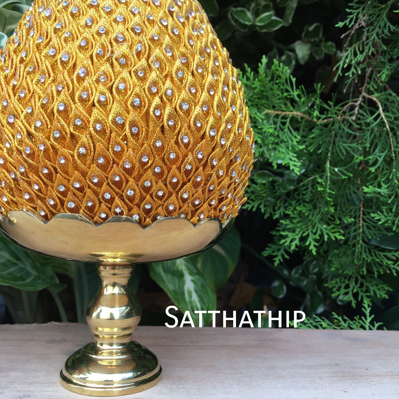 พานพุ่มเกล็ดผ้าสีทอง ประดับคริสตัล