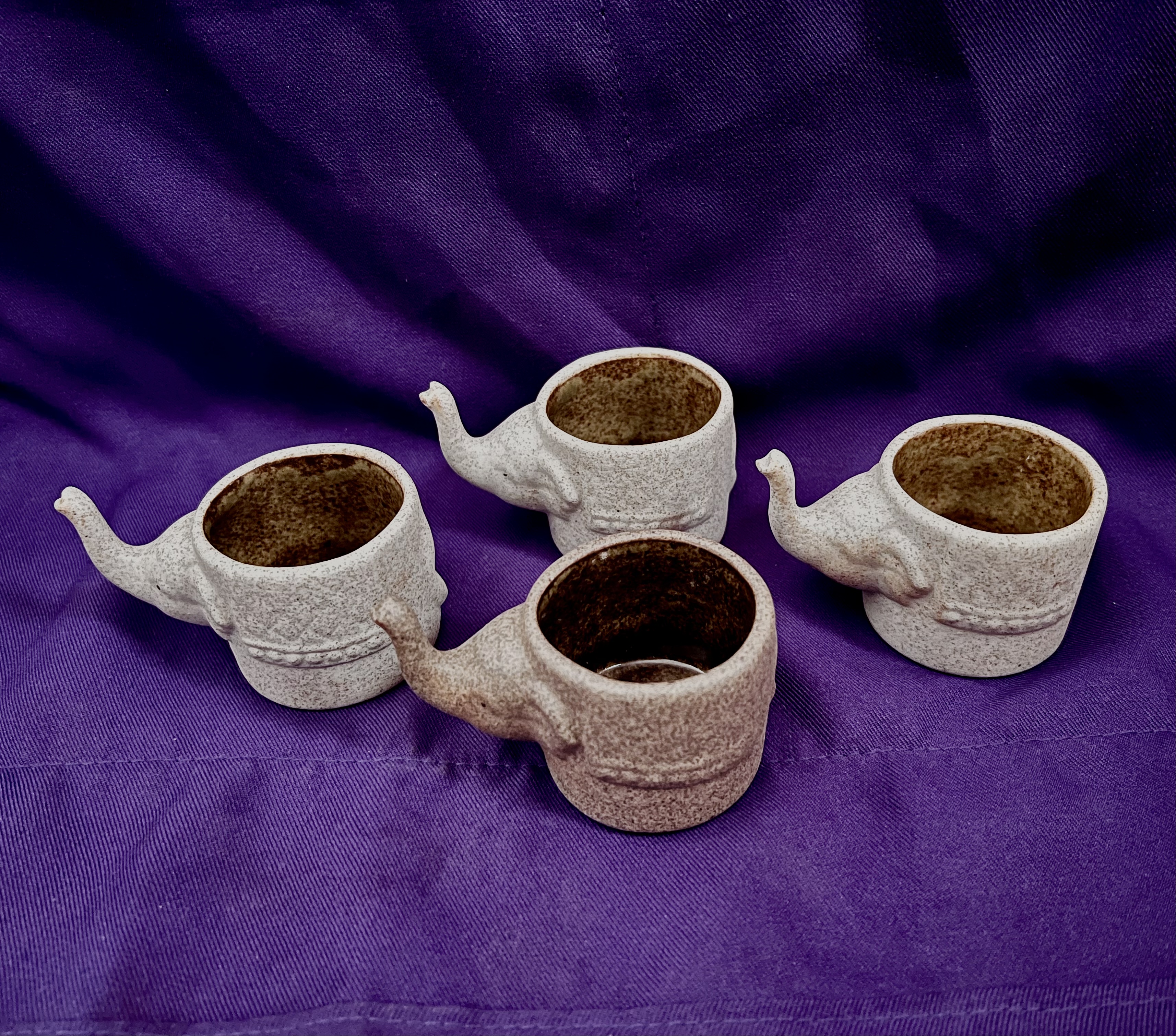 งานขึ้นรูปปั้นมือเซรามิค ชุดถ้วยจิบชารูปช้าง 4 อัน มีสีน้ำตาลเข้ม 1 อัน กับ สีทรายขาว 3 อัน รวมแพ็ค 4 อัน