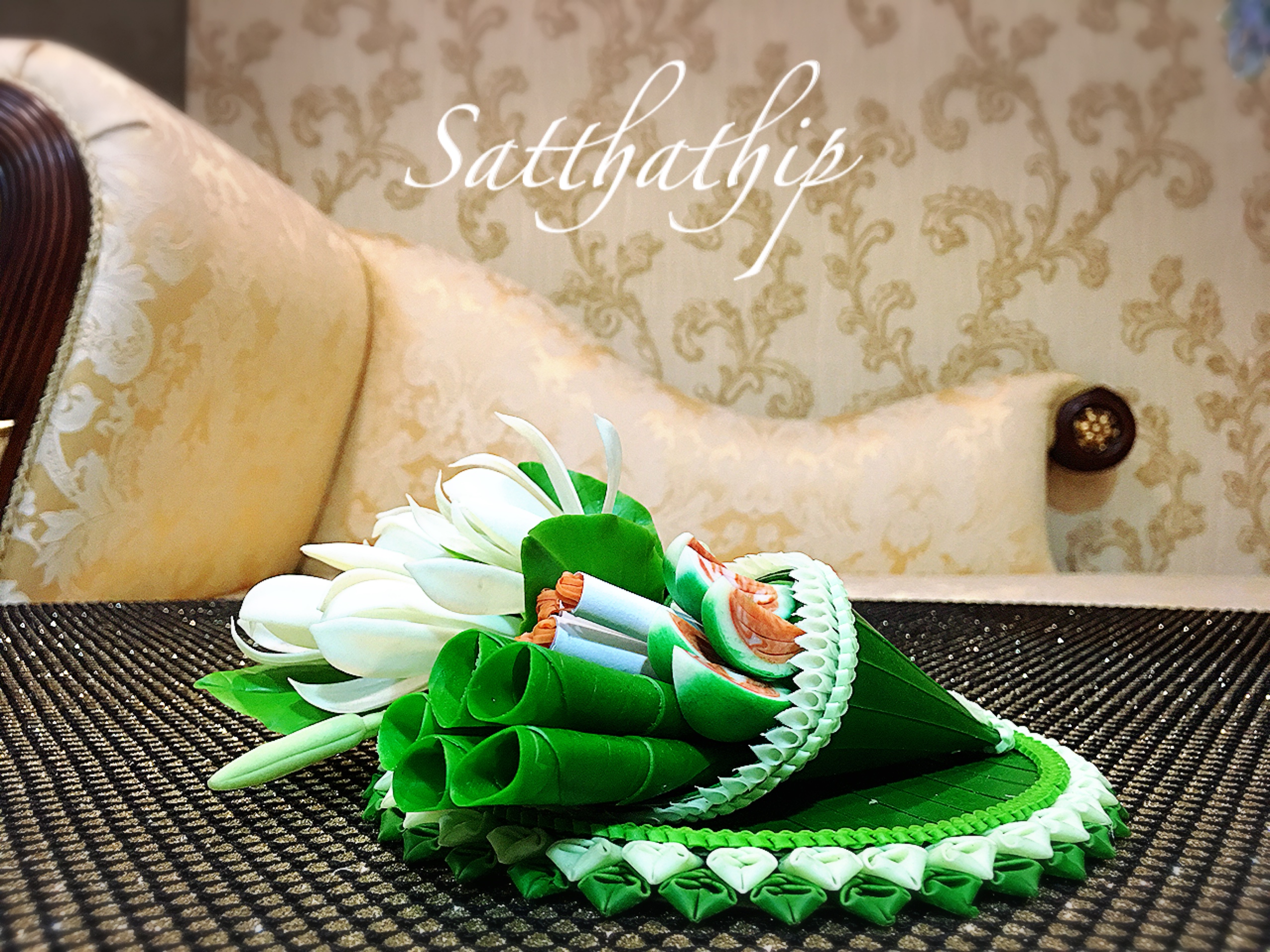 ชุดกรวยเชี่ยนหมากพลู บุหรี่ ดอกไม้ บนถาด ประดิษฐ์จากดิน - Betel