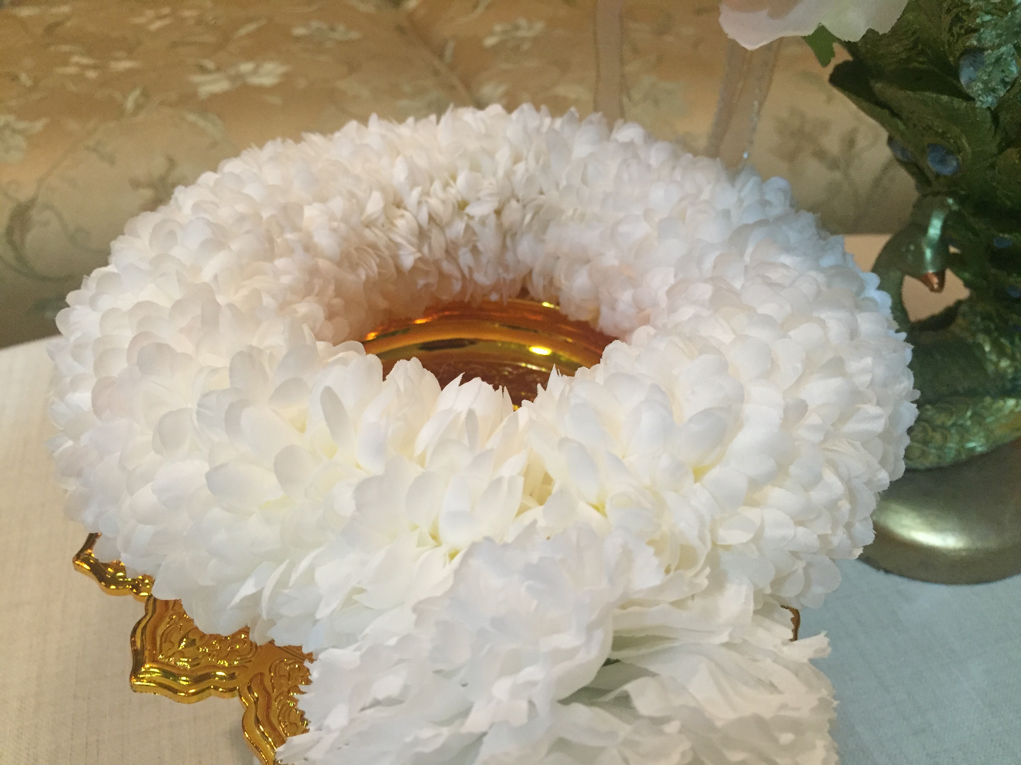 พวงมาลัยผ้า ดอกมัม (ร้อยด้วยกลีบ) สีขาว (เพิ่มลักษณะพิเศษด้วยชายดอกไม้มุกพลาสติก) - พวงมาลัยผ้า - Fabric garland