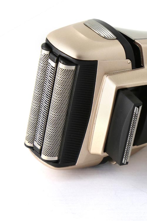 Kemei เครื่องโกนหนวดกันน้ำได้ แบบชาร์จ 3 ใบมีด 3D ลูกลอยยืดหยุ่น KM-8102 มีฟอยด์แผงตัด ลำตัวเครื่อง IPX7 กันน้ำได้ 100% โกนได้เรียบเนียน เหมาะสำหรับกกีฬาชาย - สีทอง