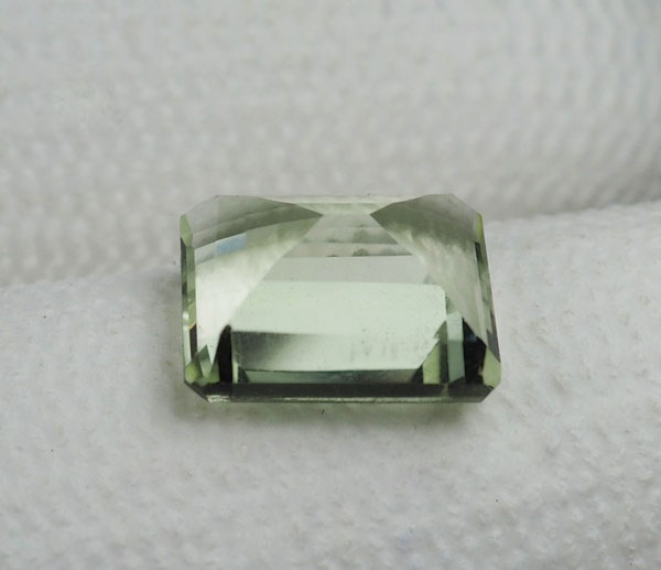 โทปาสพลอยสีเขียวอ่อน (Green Topaz) 2.55 กะรัต