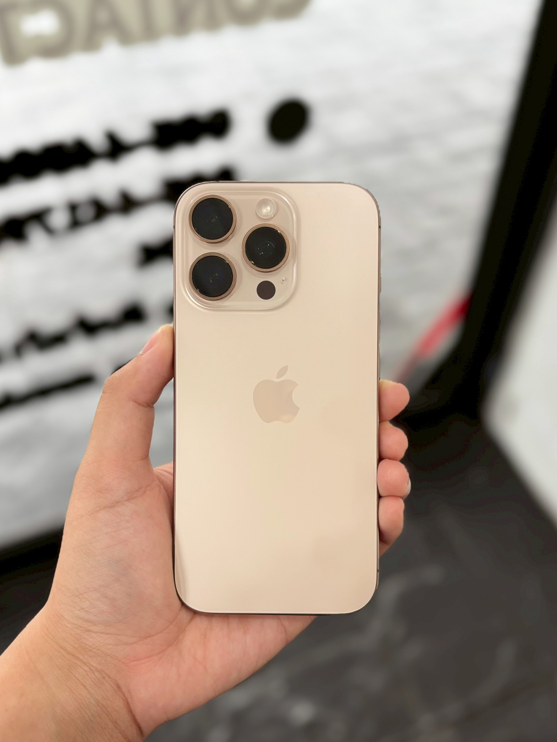 iPhone 16 Pro 256GB Desert Titanium