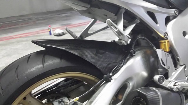 Carbon2Race บังโคลนหลังคาร์บอน สำหรับ CBR1000RR 08-16