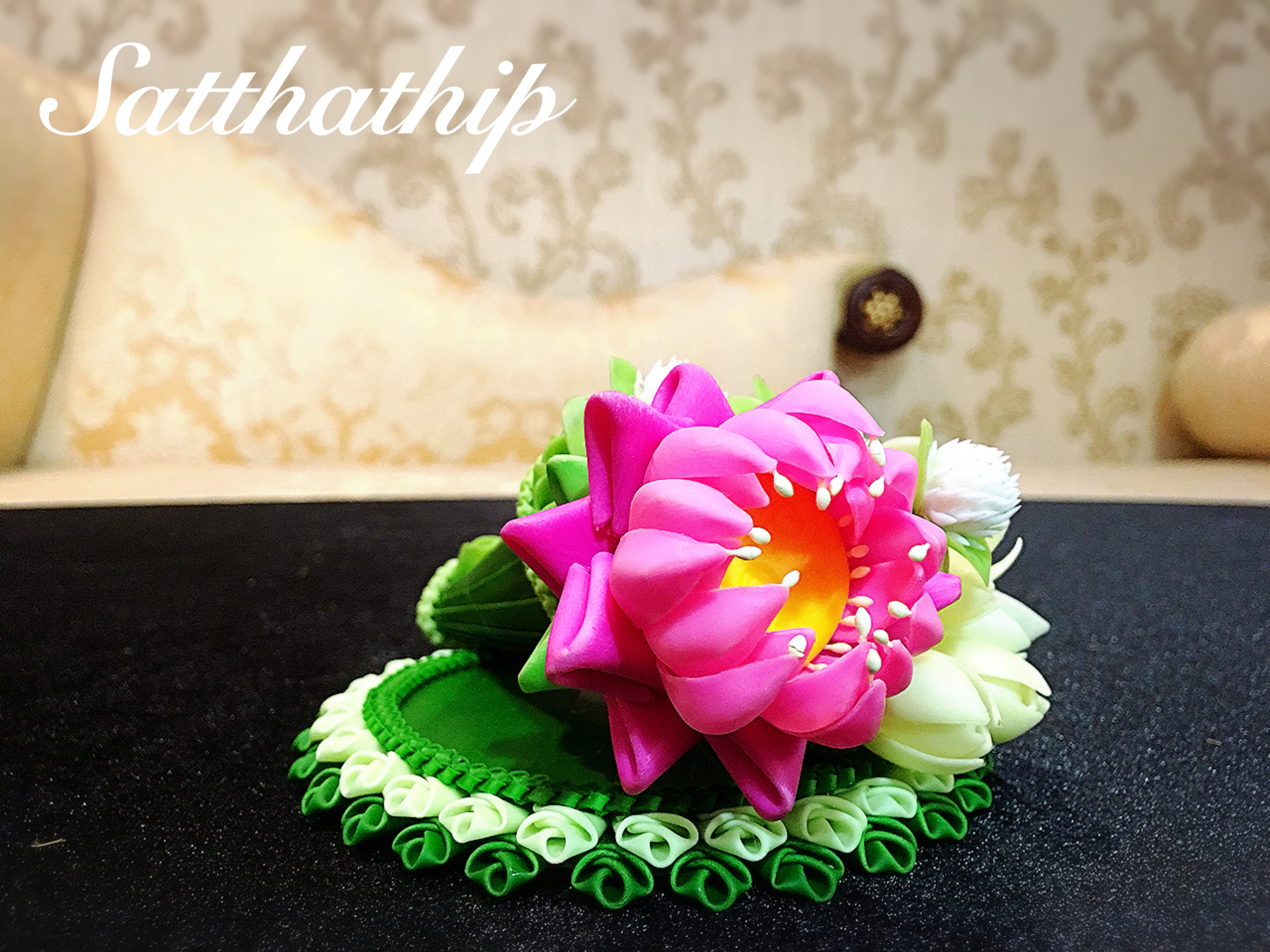 ชุดกรวยดอกบัวผสมดอกไม้มงคล บนถาดใบตอง ประดิษฐ์จากดิน