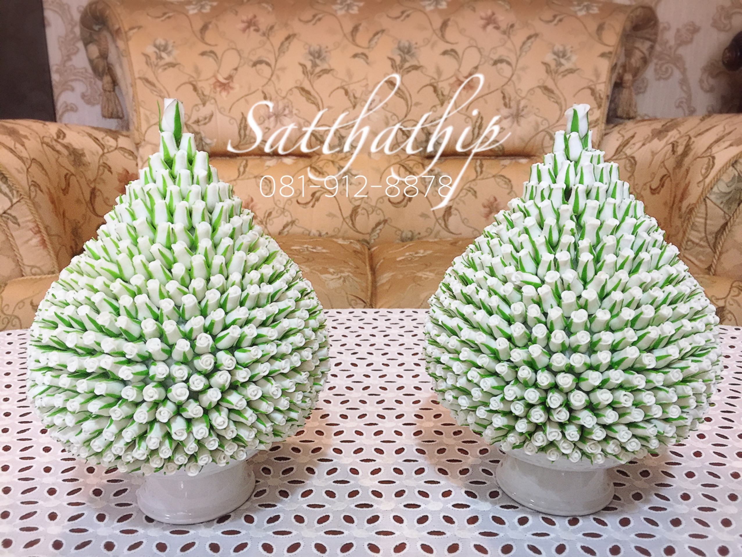 พานพุ่มดอกกุหลาบ - พานพุ่มดอกกุกลาบ สีขาว (ทรงน้ำเต้า) ประดิษฐ์จากดิน - Phan bush