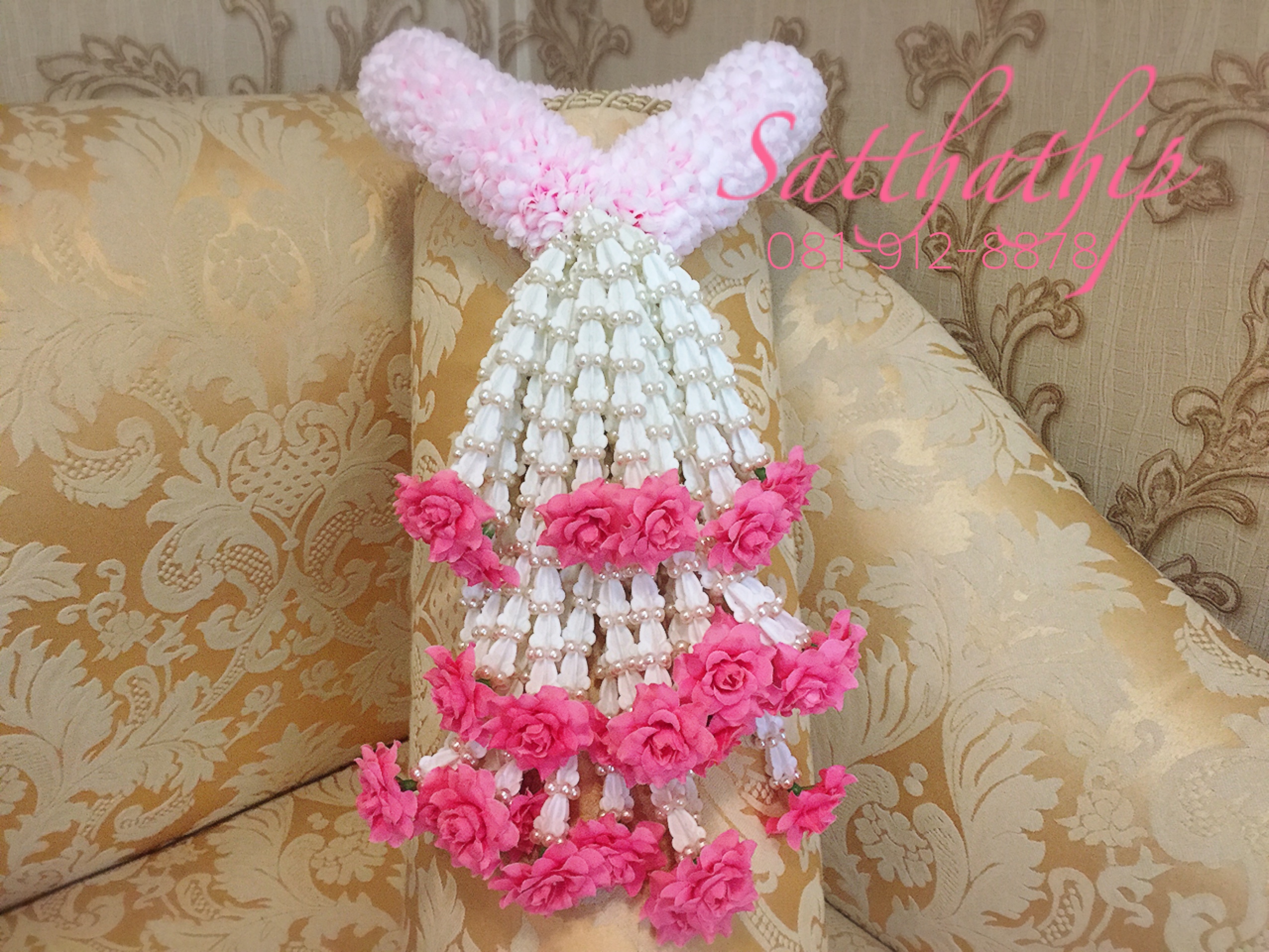 พวงมาลัยผ้า ดอกมัม (ร้อยด้วยกลีบ) สีชมพูอ่อน (เพิ่มลักษณะพิเศษด้วยชายดอกไม้มุกพลาสติก) - พวงมาลัยผ้า - Fabric garland