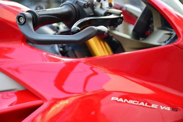 การ์ดแฮนด์ Lightech ทรง GP สำหรับ Panigale V4