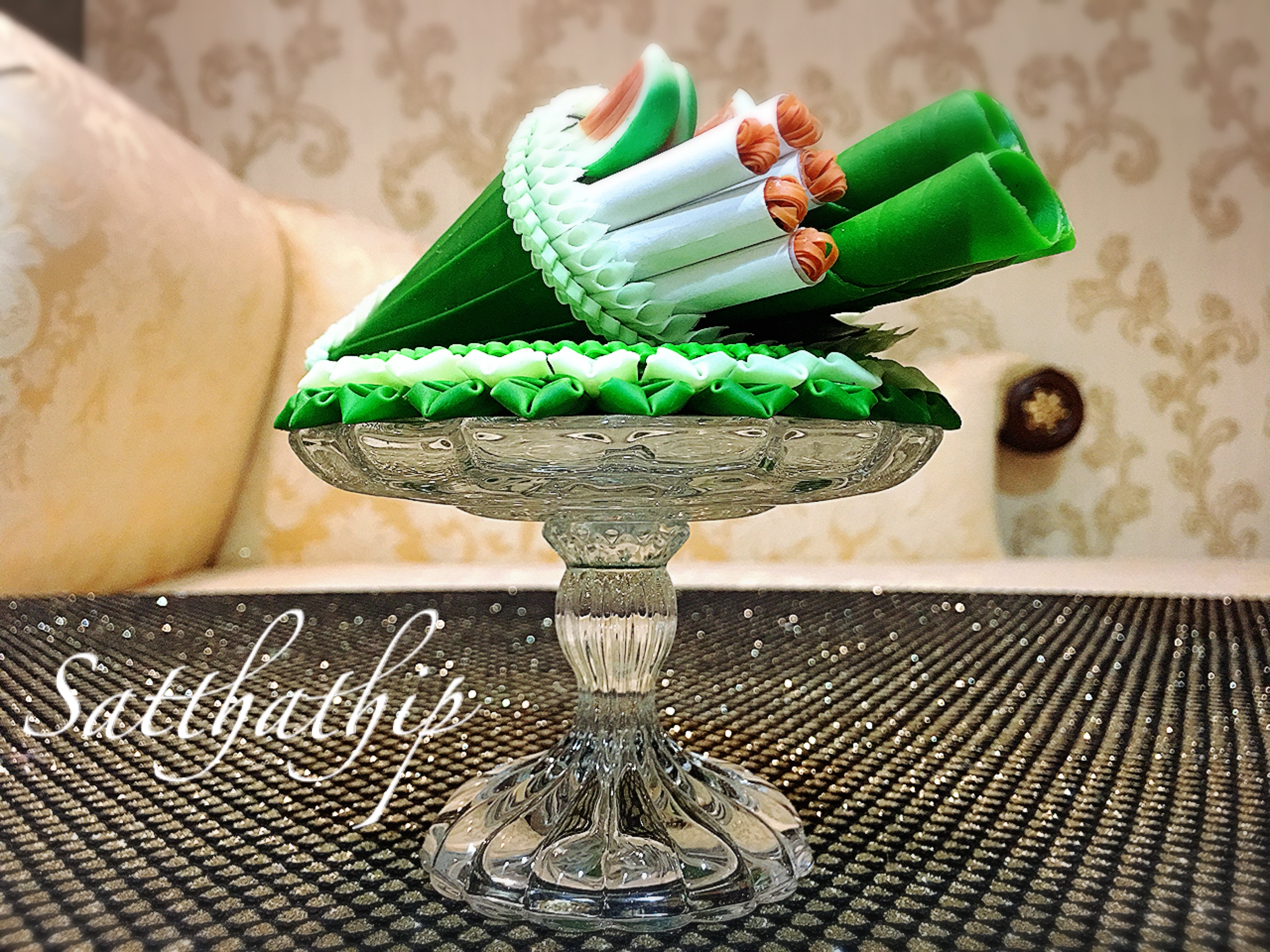 ชุดกรวยเชี่ยนหมากพลู พร้อมถาดใบตอง ประดิษฐ์จากดิน บนพานแก้ว - Betel