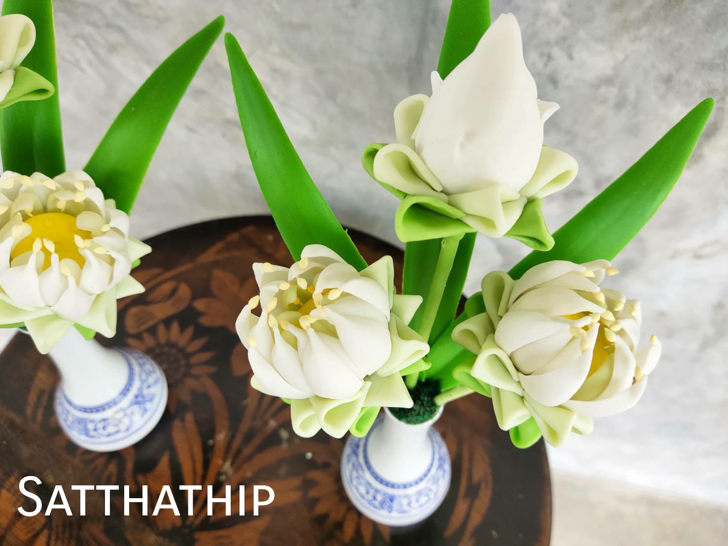 แจกันดอกบัว - ดอกบัวประดิษฐ์ - แจกันดอกบัวพับสีขาว (ข้างละ 3 ดอก) ประดิษฐ์จากดิน - แจกันดอกบัวประดิษฐ์ - Lotus Flower