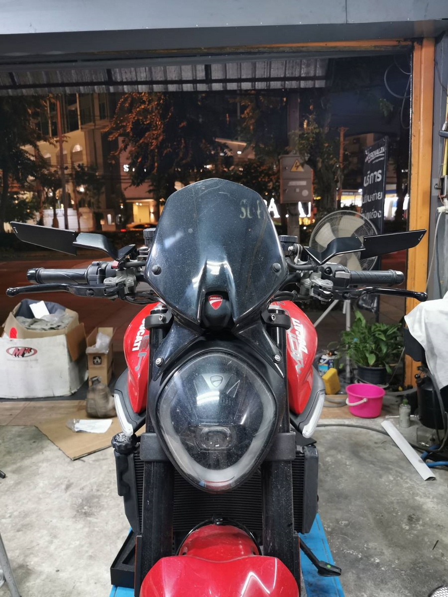 กระจกข้าง Rizoma รุ่น stealth สำหรับ Monster 937 ทำหน้าที่เป็นเหมือนสปอยเลอร์ สร้างแรงกด downforce
