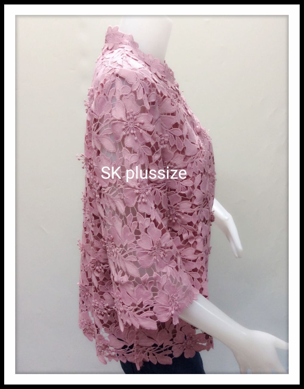 เสื้อลูกไม้คอตั้ง สีกะปิ รอบอก 44 นิ้ว