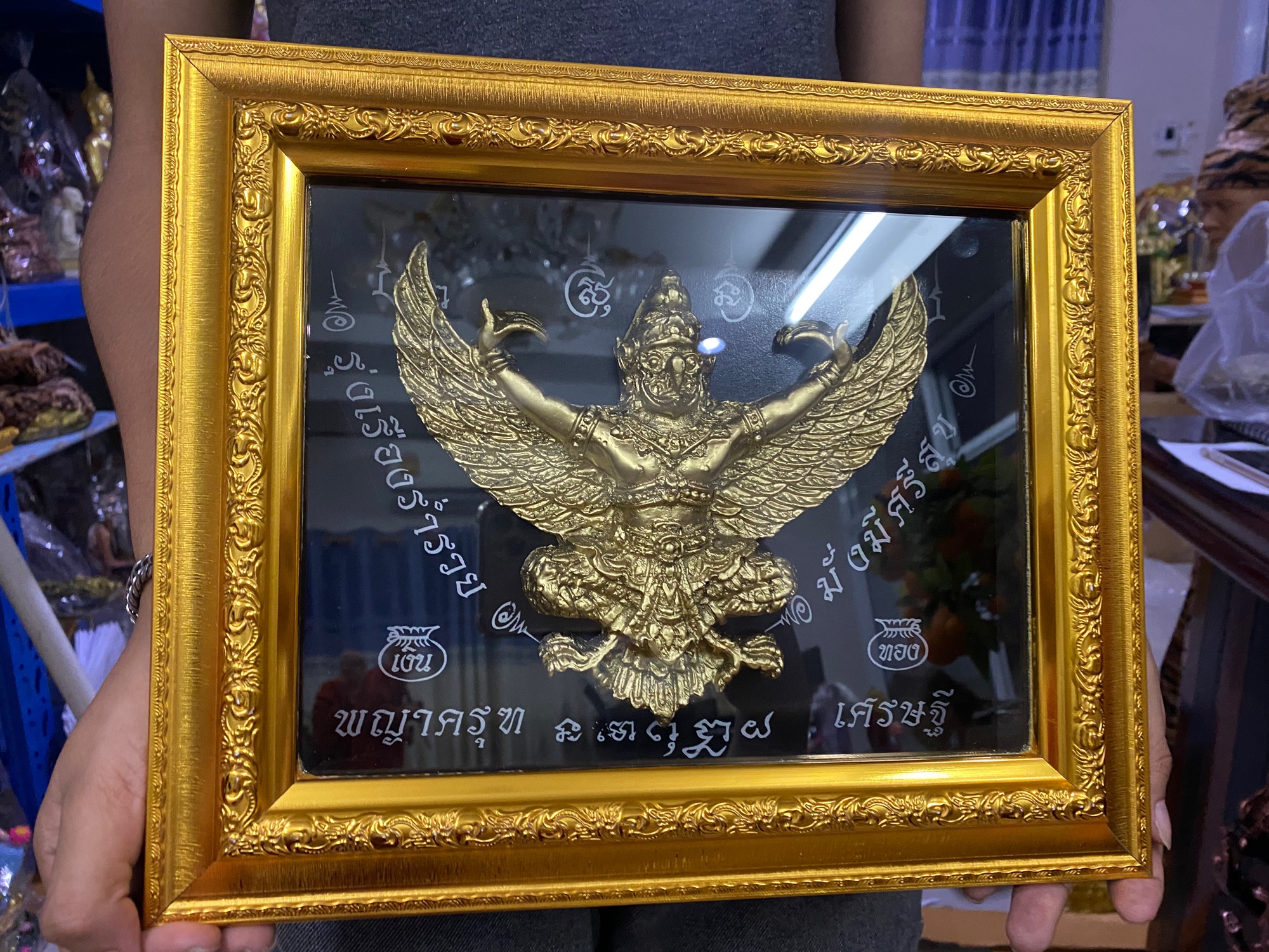 กรอบพญาครุฑ มหาเศรษฐี ตั้งโต๊ะเเละเเขวนผนังได้ กว้าง 12 นิ้ว สูง 10 นิ้ว