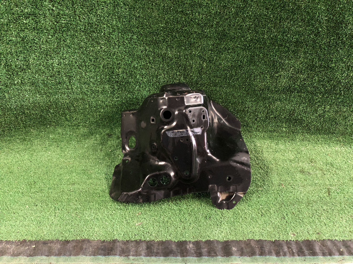 เบ้าโช๊คอัพหน้า ข้างบังโคลน L