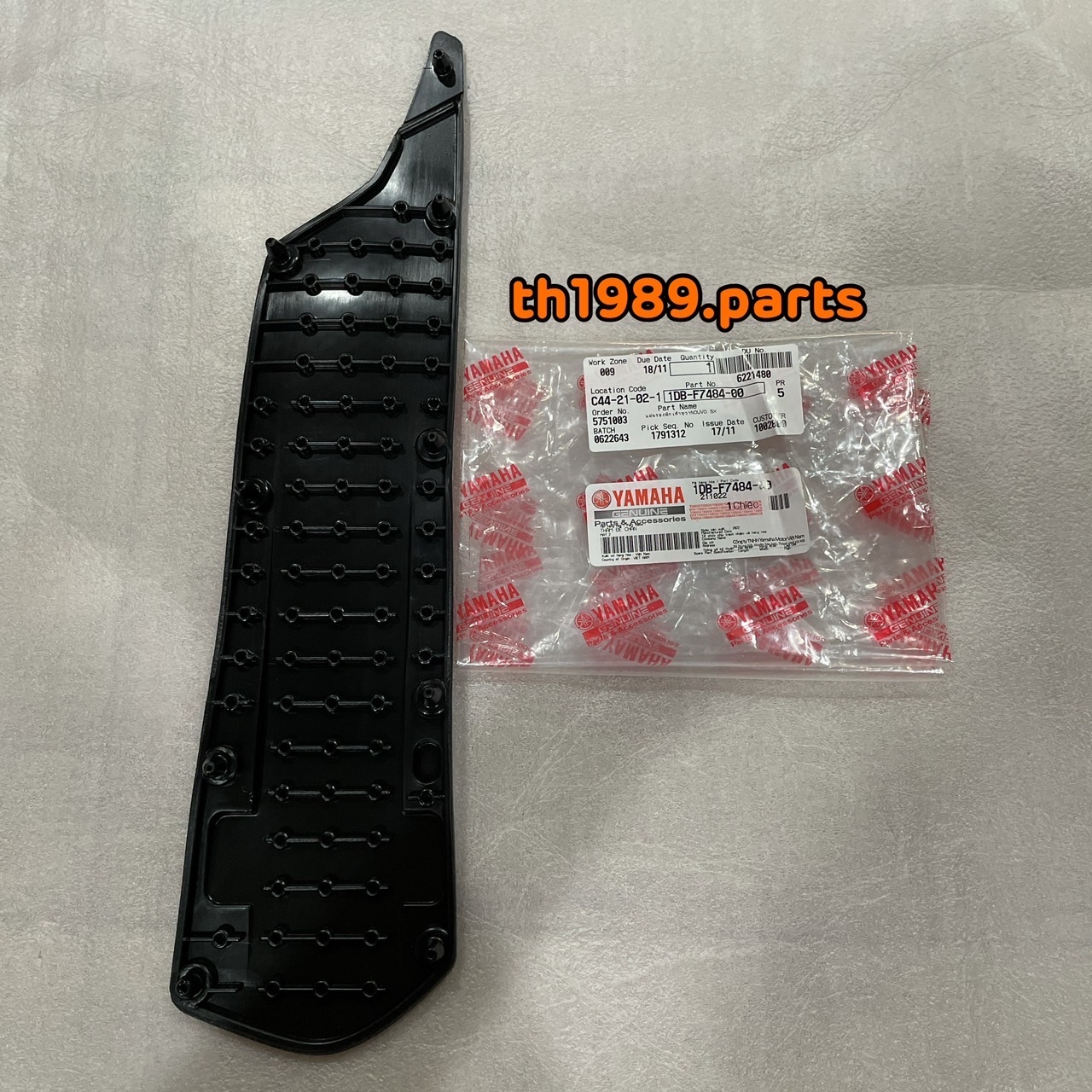 1DB-F7484-00 แผ่นรองพักเท้าขวา NOUVO SX อะไหล่แท้ YAMAHA