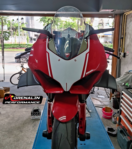 กระจกข้าง Rizoma รุ่น stealth ทำหน้าที่เป็นเหมือนสปอยเลอร์ สร้างแรงกด downforce สำหรับ V4