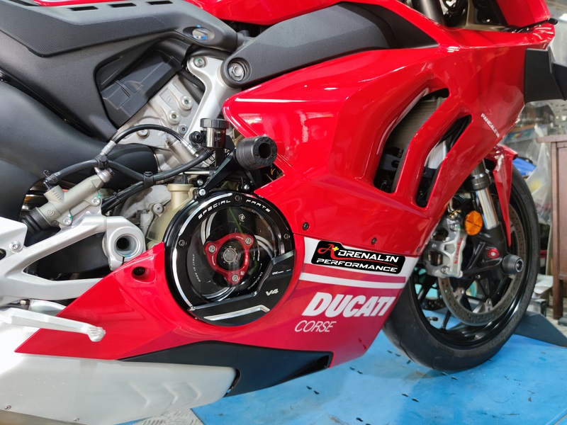 CNC Racing - ครอบคลัชฝั่งขวา (Clutch cover ) สำหรับ Panigale V4 2025+