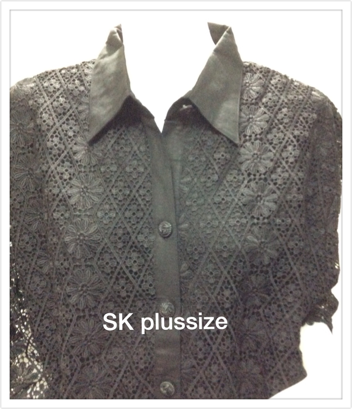 เสื้อเชิ้ตลูกไม้ สีดำ แขน 3 ส่วน รอบอก 52 นิ้ว