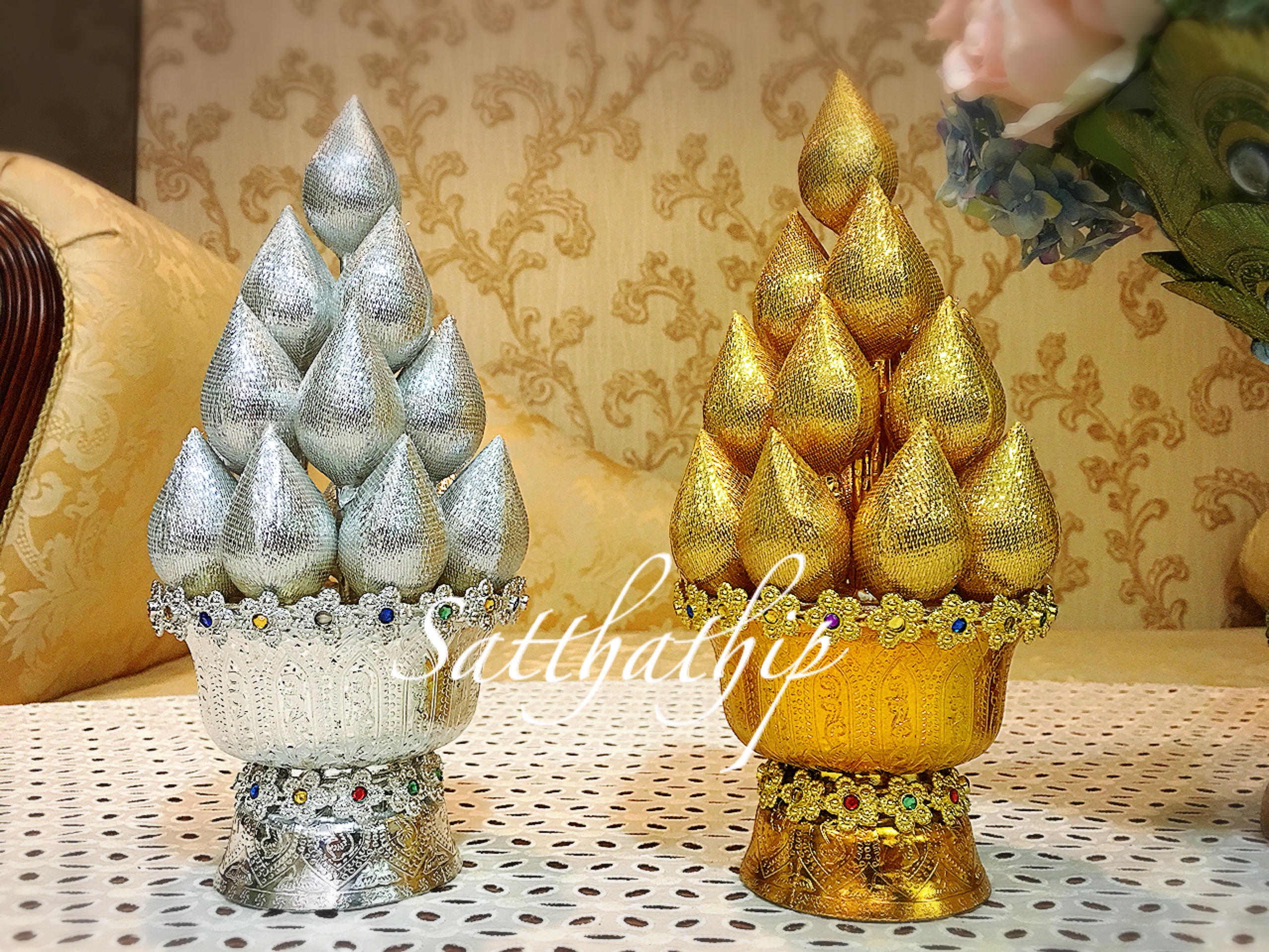 พานพุ่มดอกบัวเงินทอง