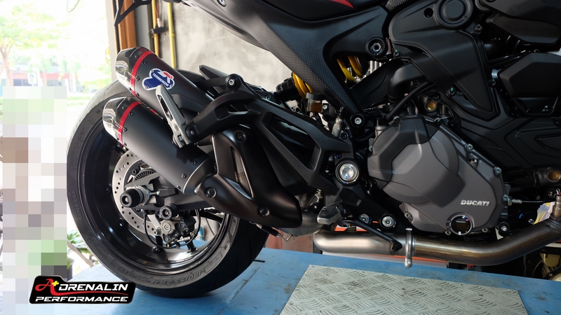 ท่อคู่ Racing termignoni สำหรับ Monster 937 ducati performance ท่อดำปากคาร์บอน พร้อมคอกลาง แทนที่แคต (For Exhibition only)