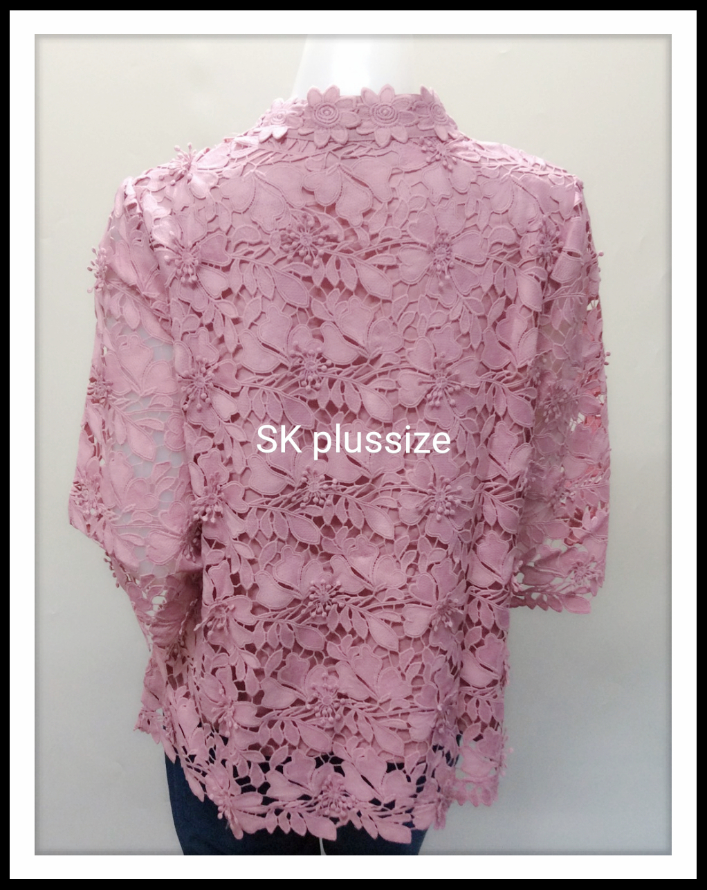 เสื้อลูกไม้คอตั้ง สีกะปิ รอบอก 44 นิ้ว
