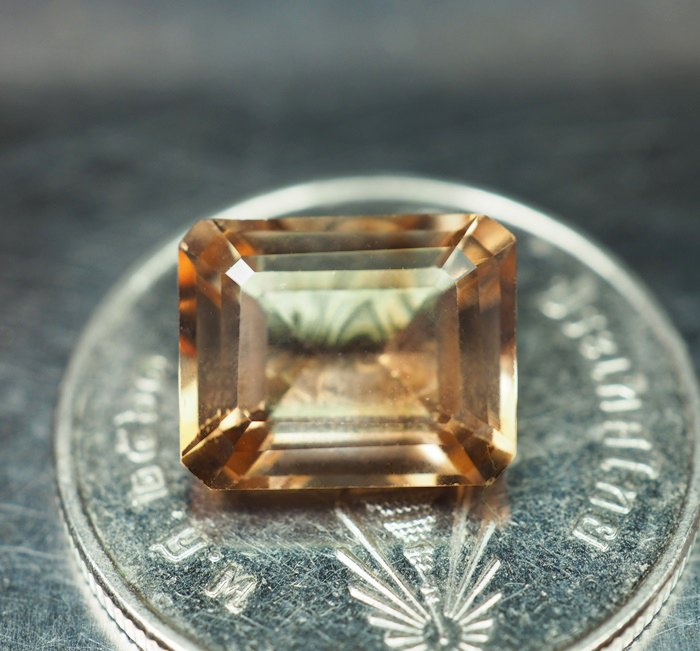 โทปาสสีแชมเปญ (Champagne Topaz) 3.80 กะรัต AAA