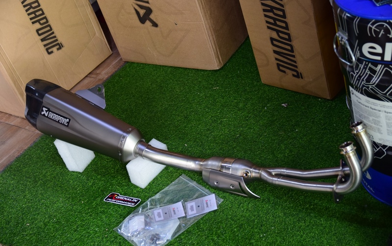 ท่อ Akrapovic full ไทเทเนียม สำหรับ Tmax 530 560 2017+ ปลายสองรู (For Exhibition only)