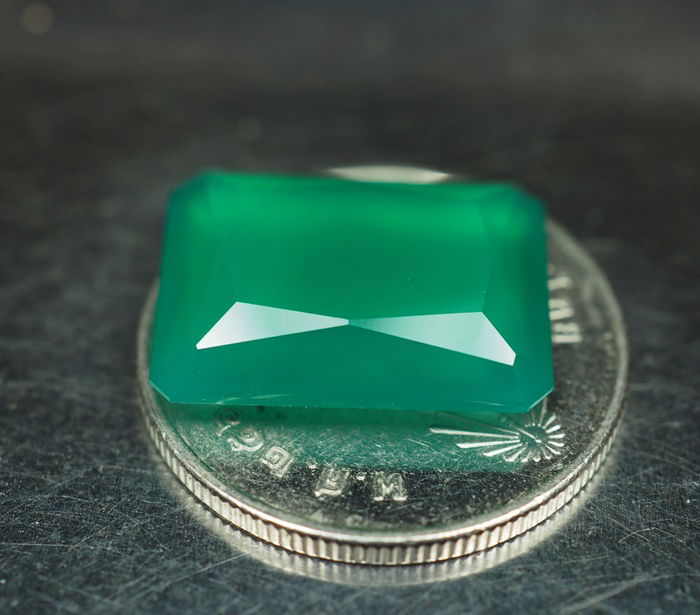 คาลซิโดนีสีเขียว (Green Chalcedony) 7.10 กะรัตเจียร 2 ด้าน