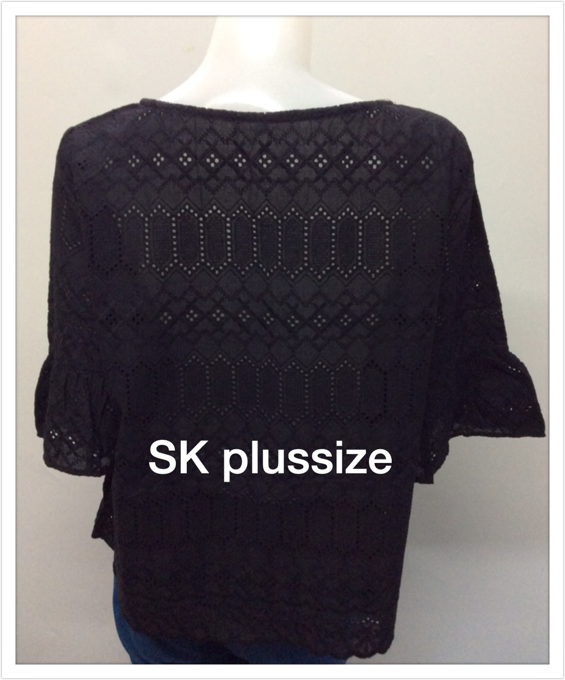 เสื้อคอตตอนฉลุ สีดำ คอปาด แขนต่อระบาย รอบอก 46 นิ้ว