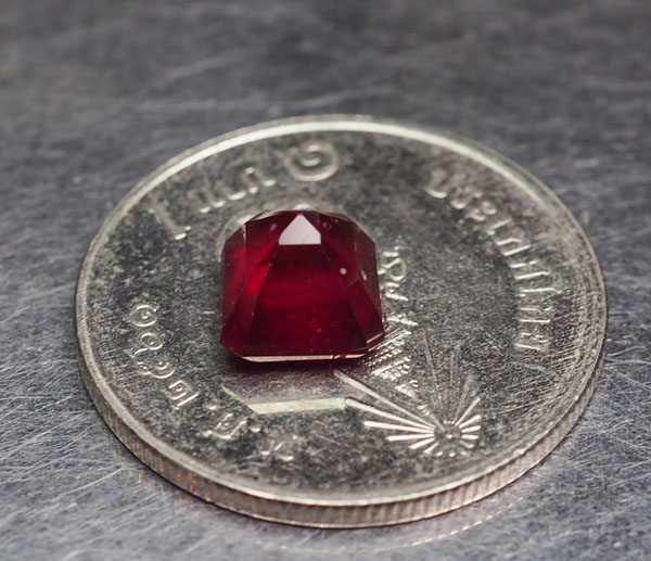 พลอยทับทิม (Ruby) 1.85 กะรัตสีแดงเข้มลดราคา