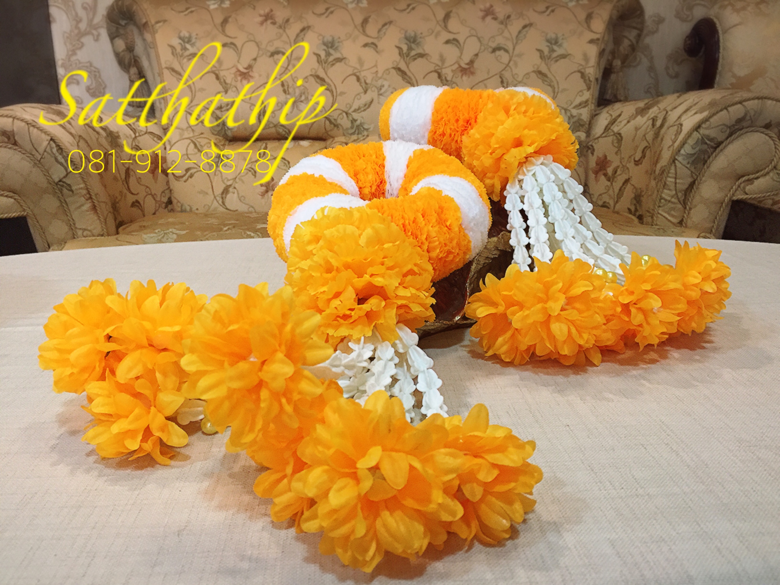 พวงมาลัยผ้า ดอกคาเนชั่น (ร้อยด้วยกลีบ) สีเหลืองส้ม - Fabric garland