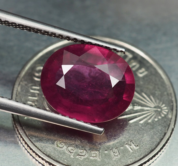 พลอยทับทิม (Ruby) 3.80 กะรัตสีแดงชมพู