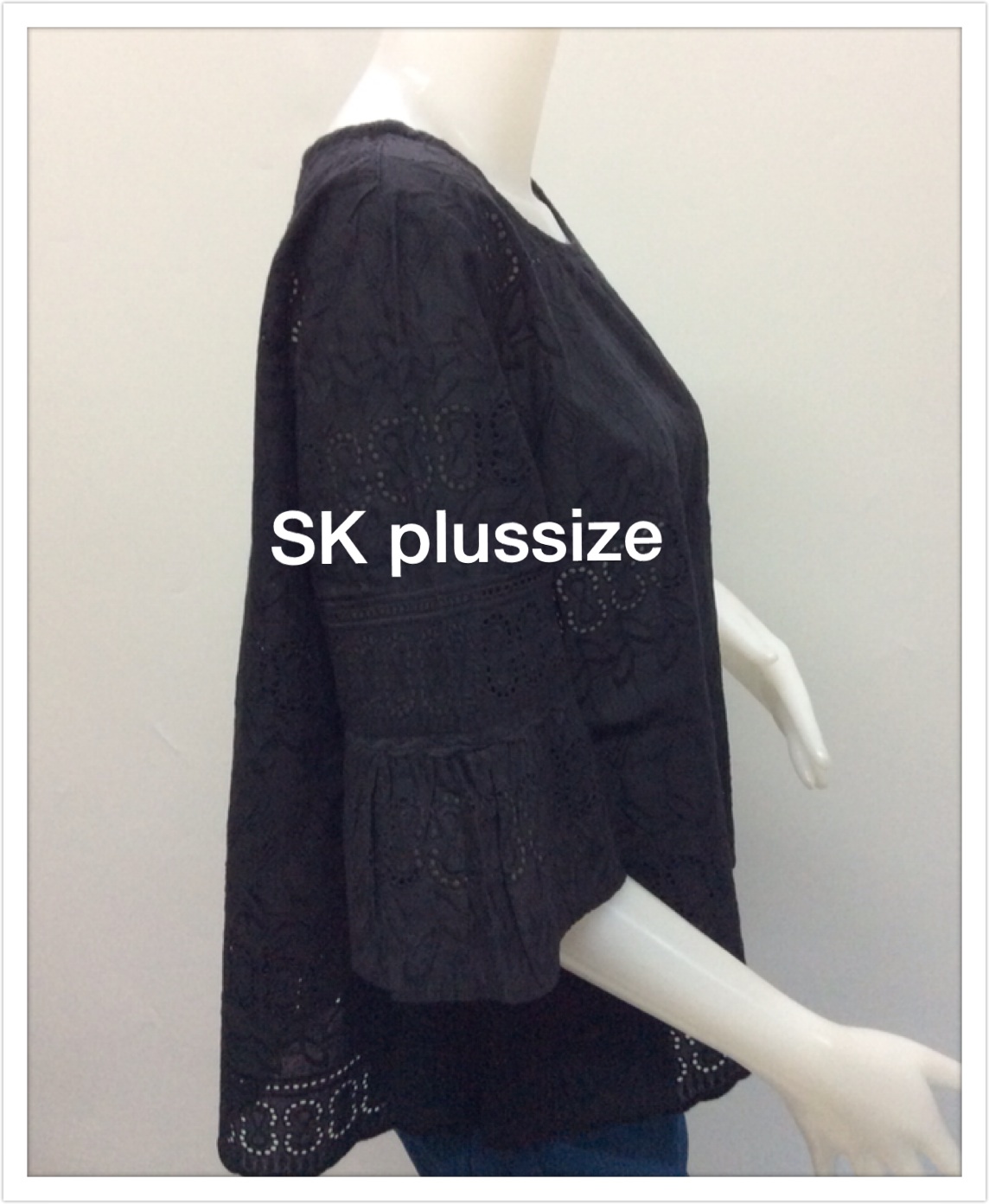 เสื้อคอตตอนฉลุ สีดำ คอปาด แขนต่อระบาย รอบอก 48 นิ้ว