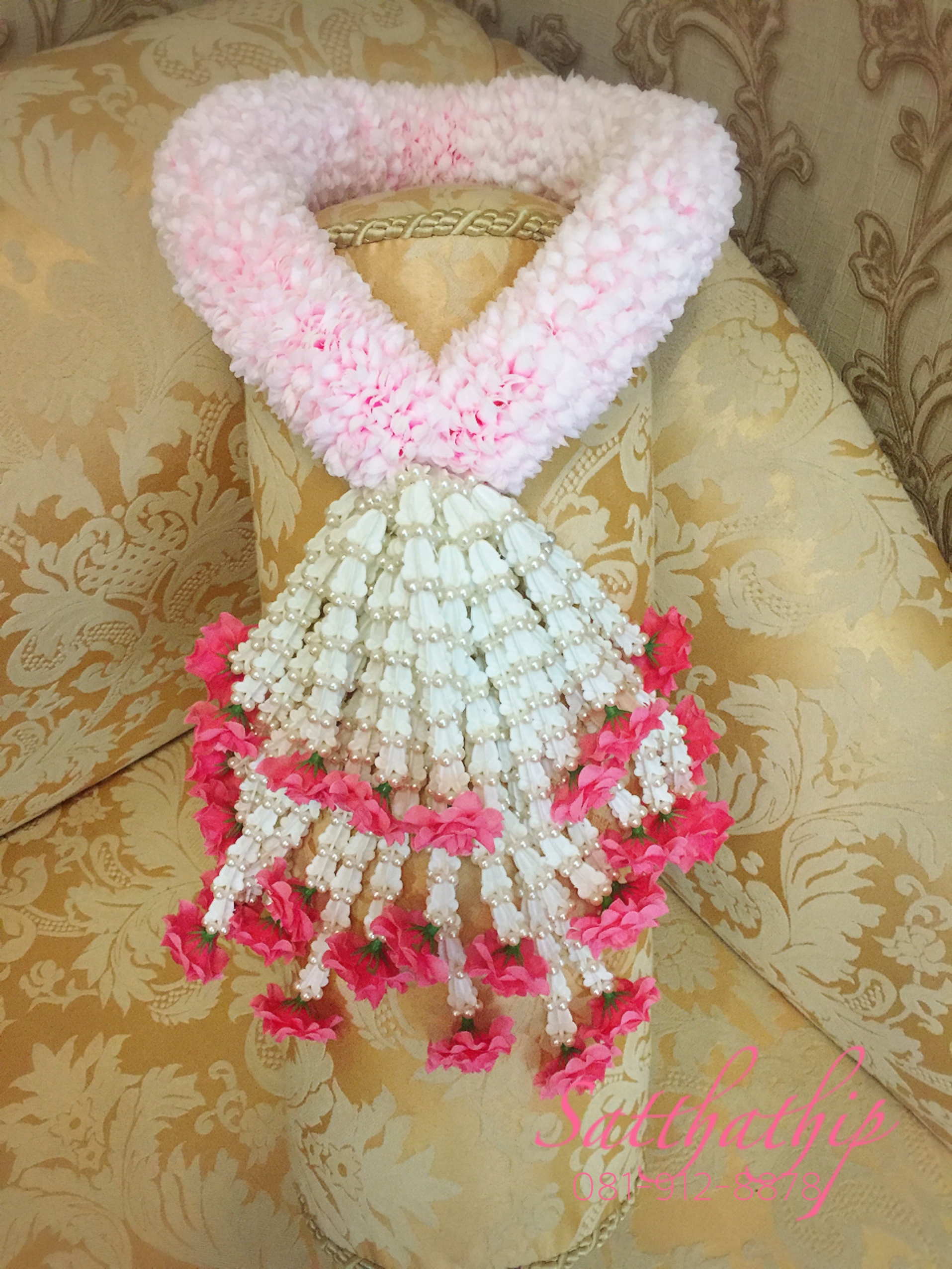 พวงมาลัยผ้า ดอกมัม (ร้อยด้วยกลีบ) สีชมพูอ่อน (เพิ่มลักษณะพิเศษด้วยชายดอกไม้มุกพลาสติก) - พวงมาลัยผ้า - Fabric garland