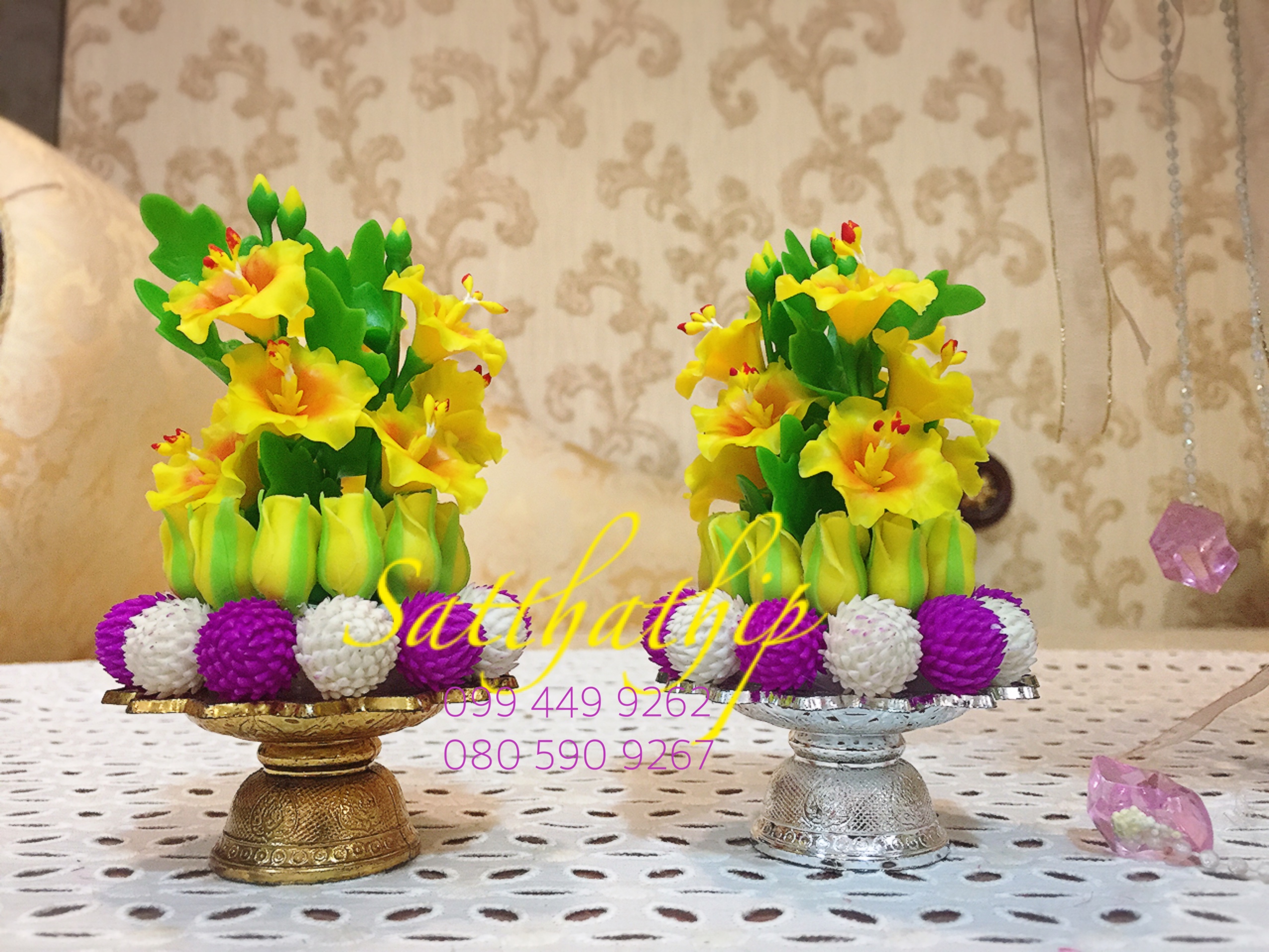 ดอกชบา - พานพุ่มดอกชบาสีเหลืองผสมดอกบานไม่รู้โรยสีขาวสลับม่วงประดิษฐ์จากดิน - Phan bush