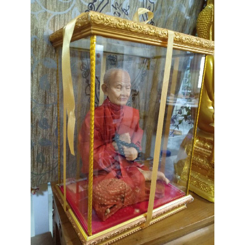 ตู้กระจกพร้อมพระเกจิ ของที่ระลึก ของขวัญ ของมงคล