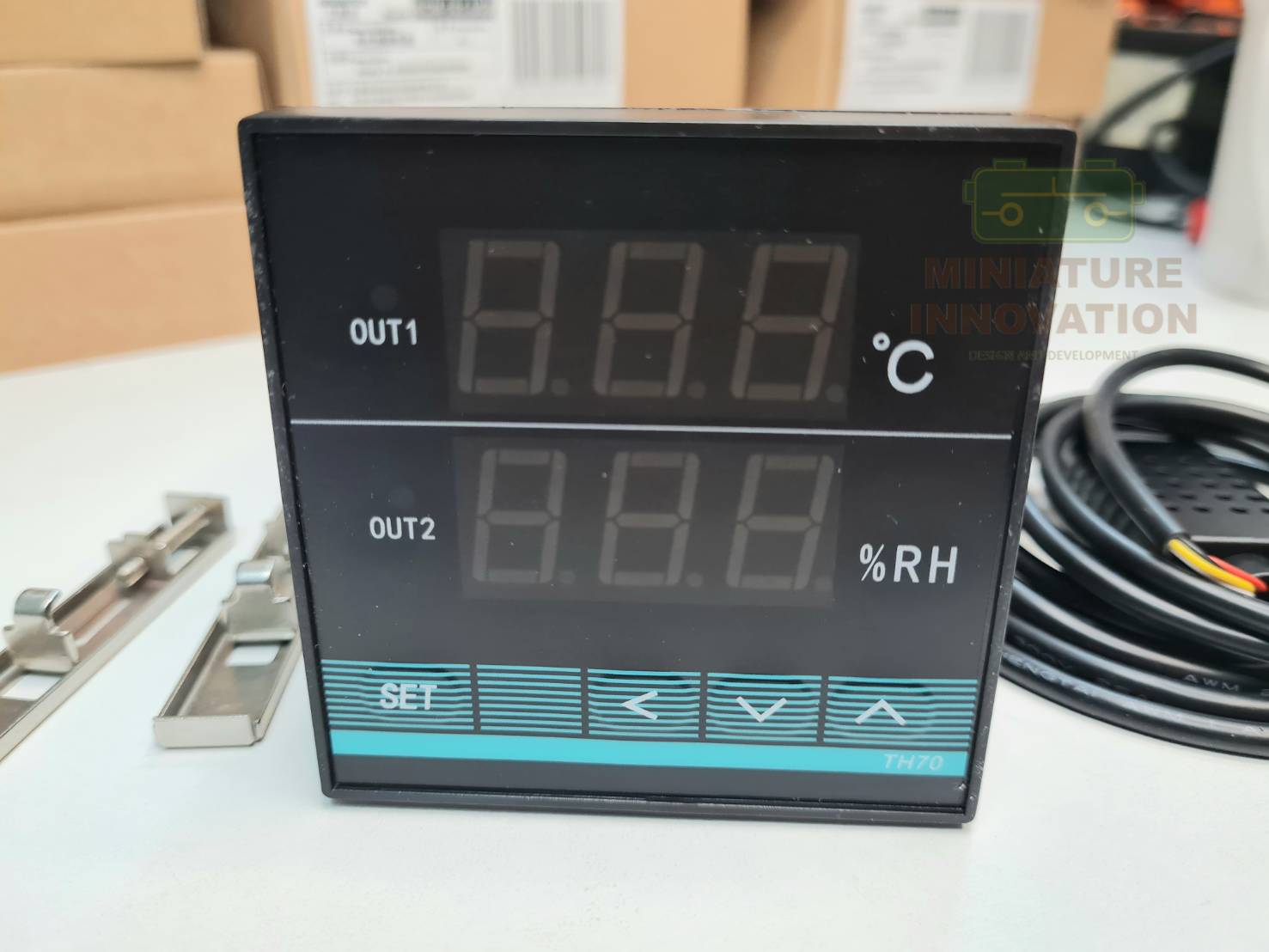 เครื่องควบคุมความชื้นและอุณหภูมิแบบดิจิตอล Digital temperature and humidity controller 72X72mm