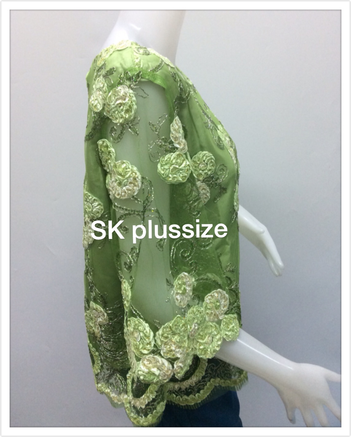 เสื้อลูกไม้บุหงา สีเขียว คอปาด แขน 3 ส่วน รอบอก 42 นิ้ว