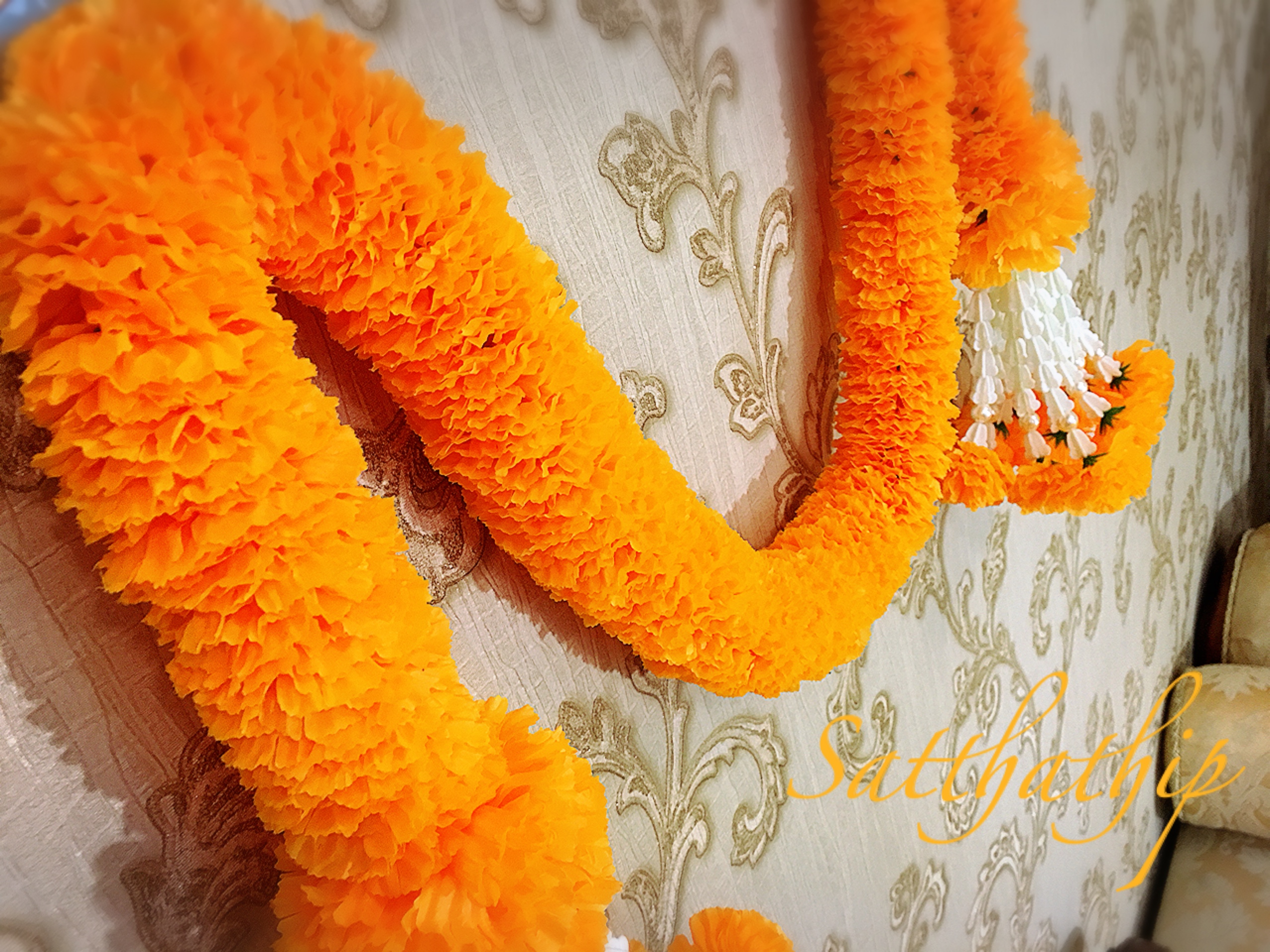 พวงมาลัยผ้าสองชาย [แบบตัดก้านดอกร้อยแน่น 400 บาท/เมตร]