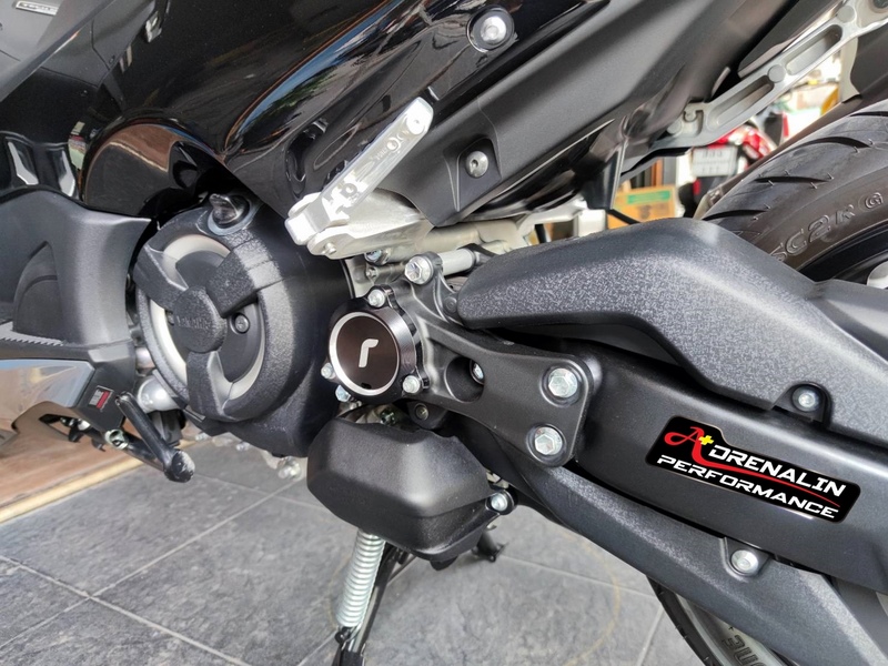 ปิดรูน๊อตสวิงอาร์ม ฝั่งซ้าย Rizoma สำหรับ TMax 560 2017+ ชิ้นเล็ก