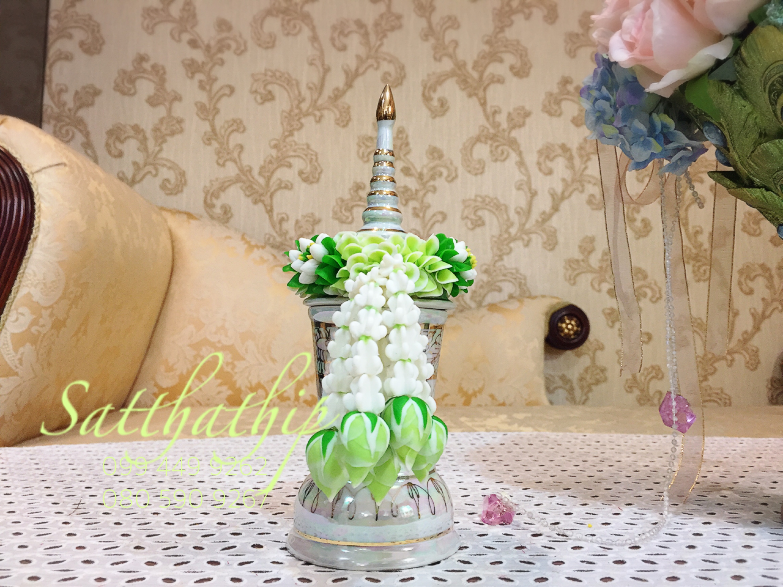 โกศอัฐิเซรามิก เคลือบมุก พร้อมพวงมาลัย ประดิษฐ์จากดิน