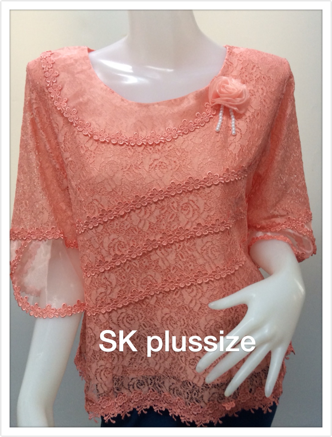 เสื้อลูกไม้ ปกผ้าแก้ว ติดดอกกุหลาบ สีส้ม รอบอก 44 นิ้ว